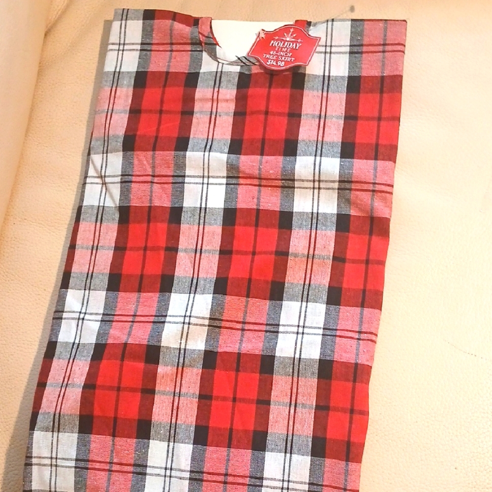 NWT Red Plaid Christmas Tree Skirt.